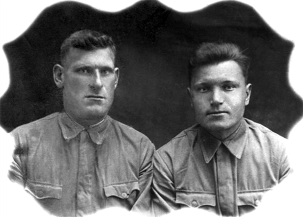 А. Ф. Герасимов (справа) с сослуживцем, г. Осташков Калининской области, июль 1942 г.